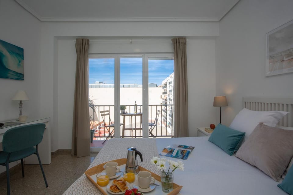 Bed, Balcony/Terrace, Food and drinks, Photo of the whole room, Seating area, Bedroom