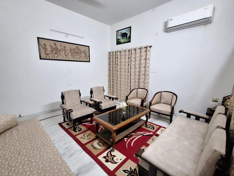 Seating area, Internal: Not applicable to any particular room