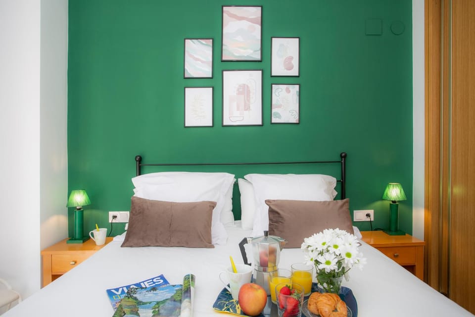 Bed, Food and drinks, Photo of the whole room, Bedroom