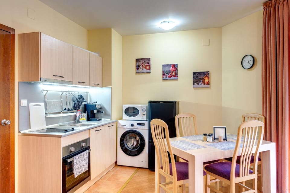 Coffee/tea facilities, Kitchen or kitchenette, Dining area, minibar, pet friendly, stove