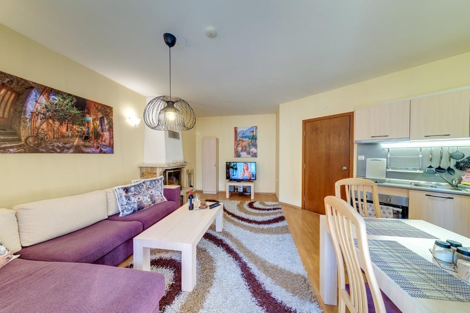 Kitchen or kitchenette, Living room, Seating area, Dining area, pet friendly