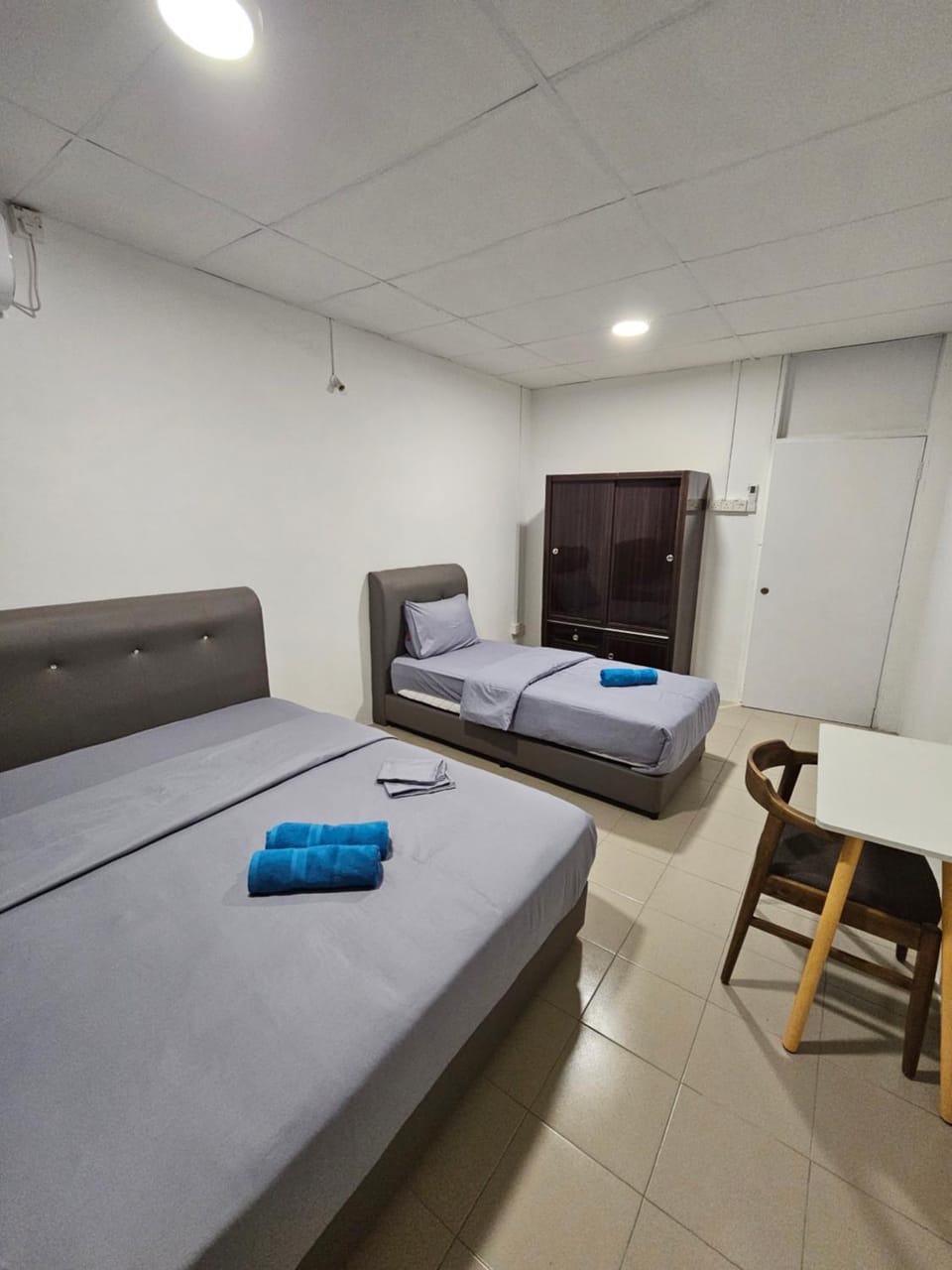 Bed, Photo of the whole room, Bedroom, towels