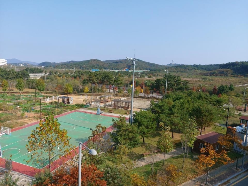 Day, Neighbourhood, Natural landscape, Mountain view, Quiet street view