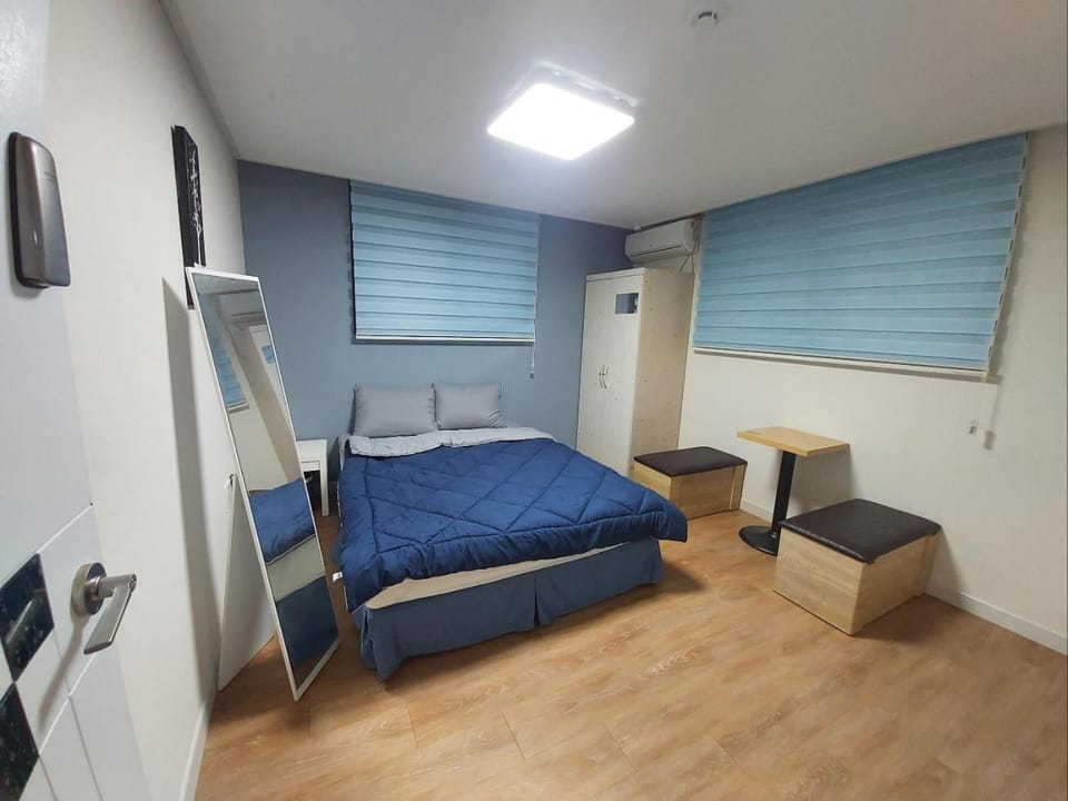 Photo of the whole room, Seating area, Bedroom