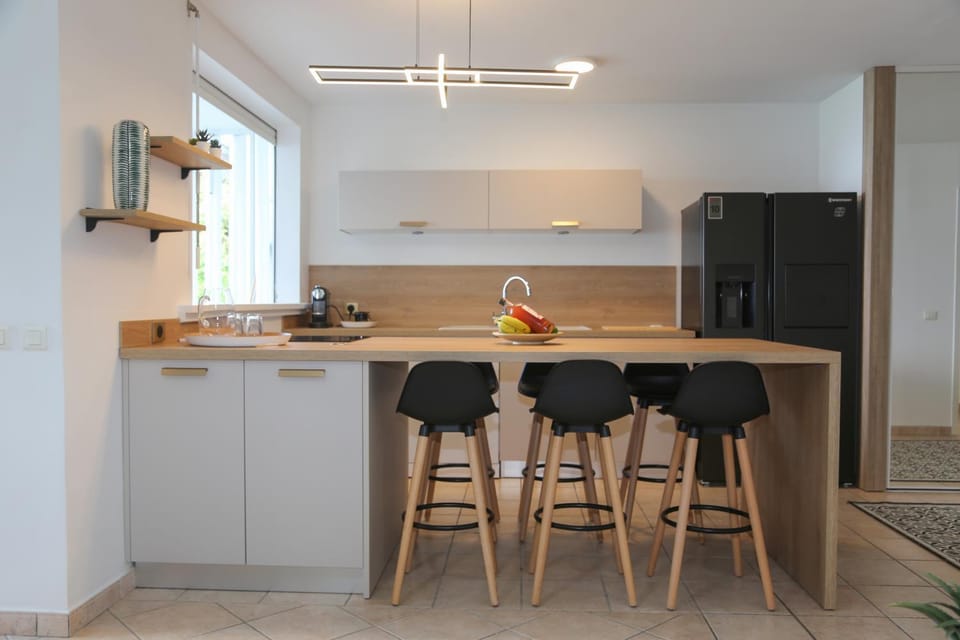 Kitchen or kitchenette, Dining area