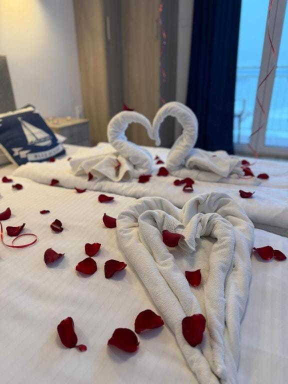 Bed, Photo of the whole room, Bedroom, towels