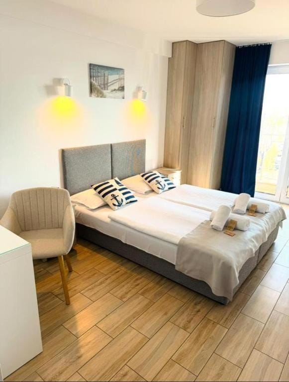 Bed, Photo of the whole room, towels