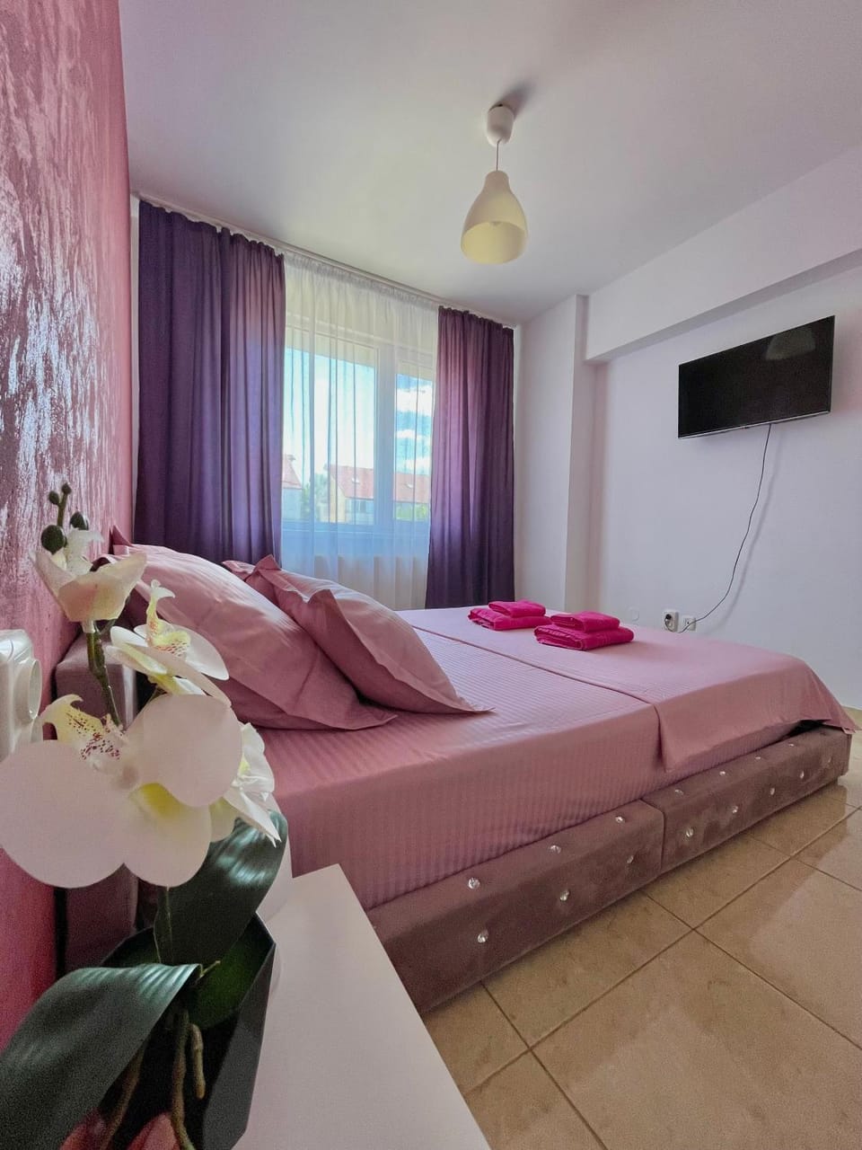 Bed, TV and multimedia, Photo of the whole room, Bedroom