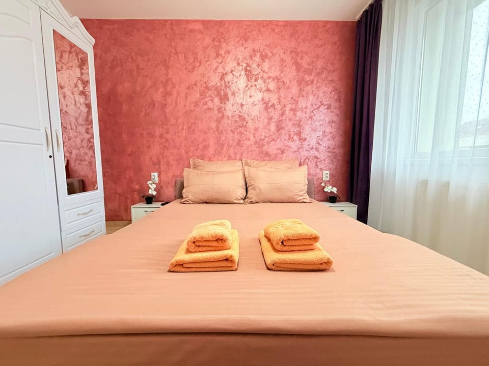 Bed, Photo of the whole room, Bedroom, towels