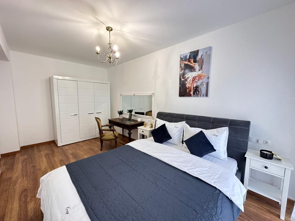 Bed, Kitchen or kitchenette, Living room, Photo of the whole room, Seating area, Bedroom, fireplace, wardrobe