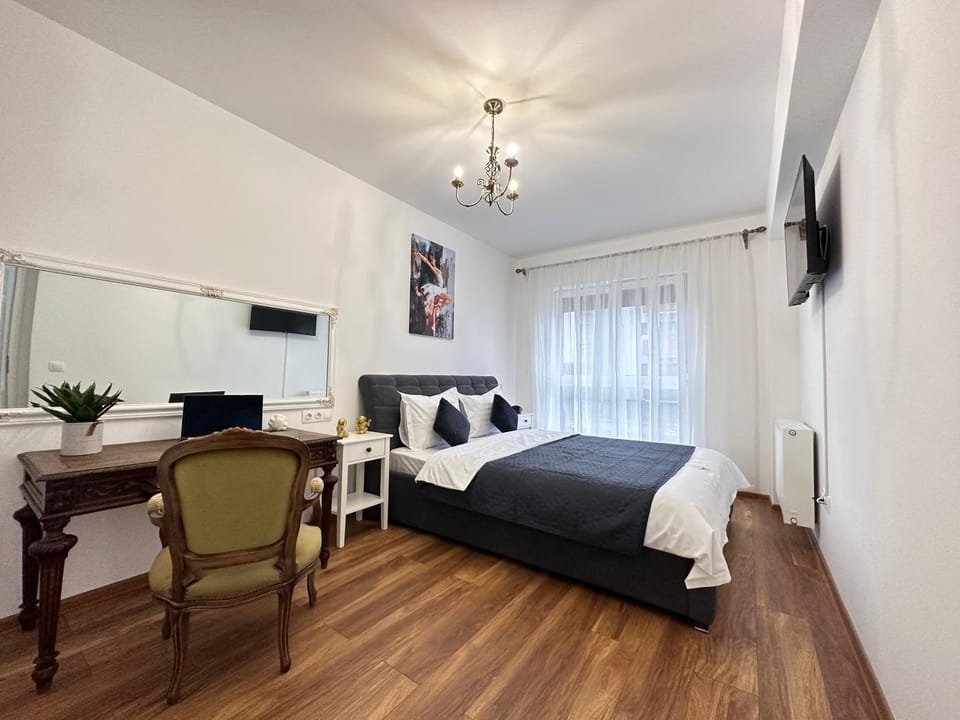 Bed, TV and multimedia, Living room, Photo of the whole room, Seating area, Bedroom