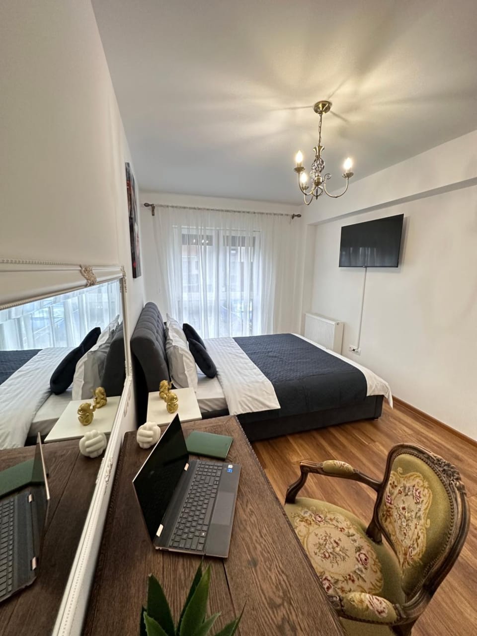 Communal lounge/ TV room, Bed, TV and multimedia, Photo of the whole room, Evening entertainment, Bedroom, hair dresser, air conditioner
