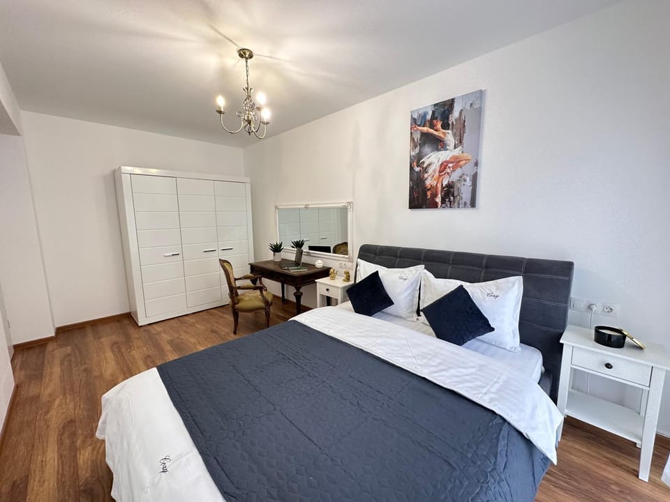 Bed, Living room, Photo of the whole room, Seating area, Bedroom, wardrobe
