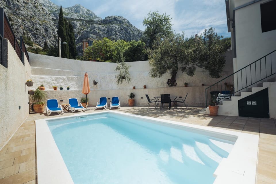 Patio, Pool view, Swimming pool, sunbed