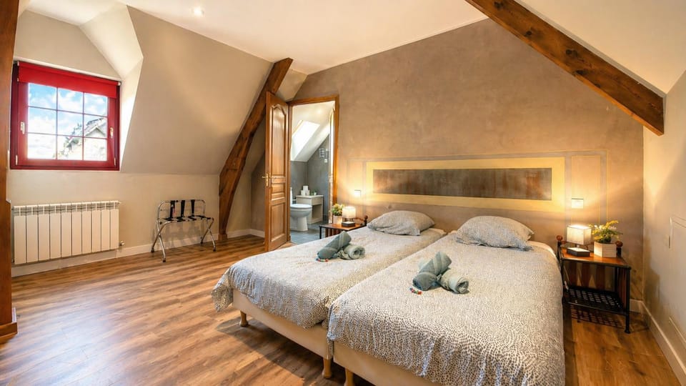 Photo of the whole room, Bedroom
