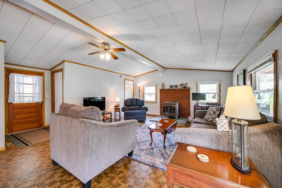 Cozy Huntingdon Escape 19 Mi to Penn State Univ! House in Allegheny River