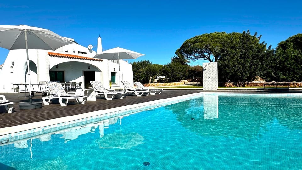 Property building, Day, Pool view, Swimming pool, sunbed