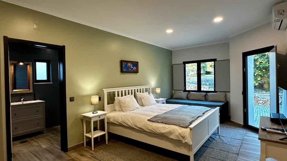 Bed, Photo of the whole room, Bedroom, air conditioner
