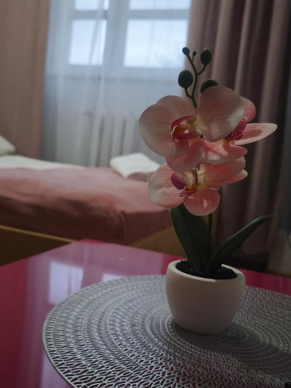 Bed, Photo of the whole room, Decorative detail, Seating area, Bedroom