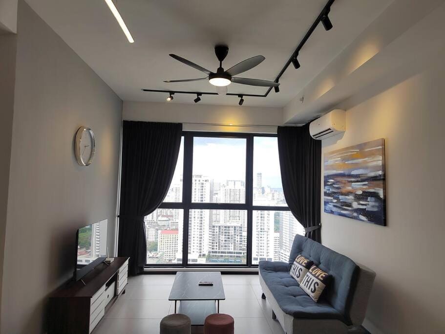 Seaview Infinity Pool #6pax #2bedroom #2bathroom Apartment in George Town