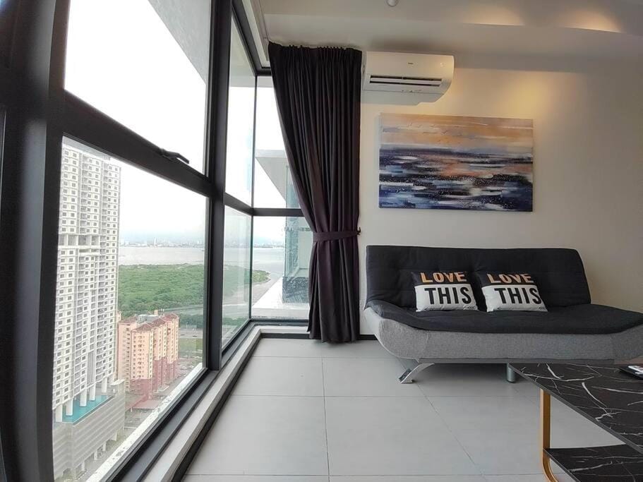 Seaview Infinity Pool #6pax #2bedroom #2bathroom Apartment in George Town