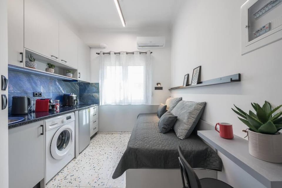 Tiny Apartment(12sqm) in Ilion close to Petroupoli Apartment in Athens