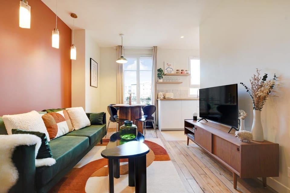 TV and multimedia, Kitchen or kitchenette, Living room, Seating area, Dining area