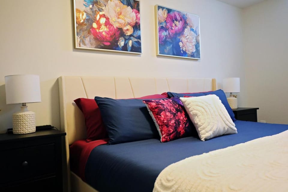 Downtown Suite King Beds Long Stays Disney House in Edmonton