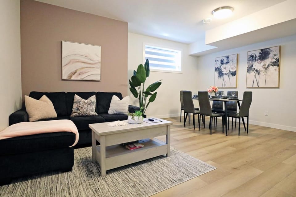 Downtown Suite King Beds Long Stays Disney House in Edmonton
