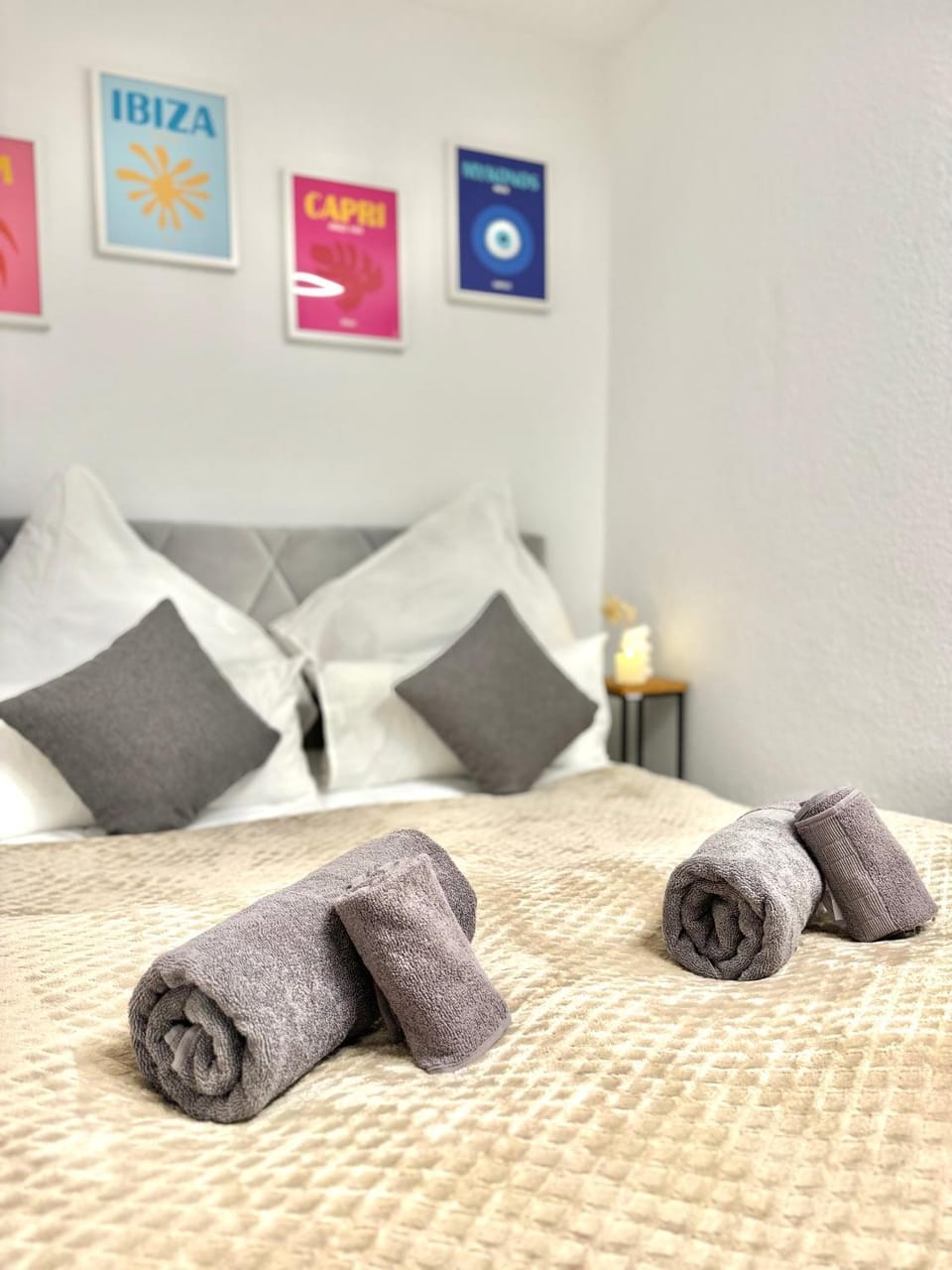 Bed, Photo of the whole room, Bedroom, towels