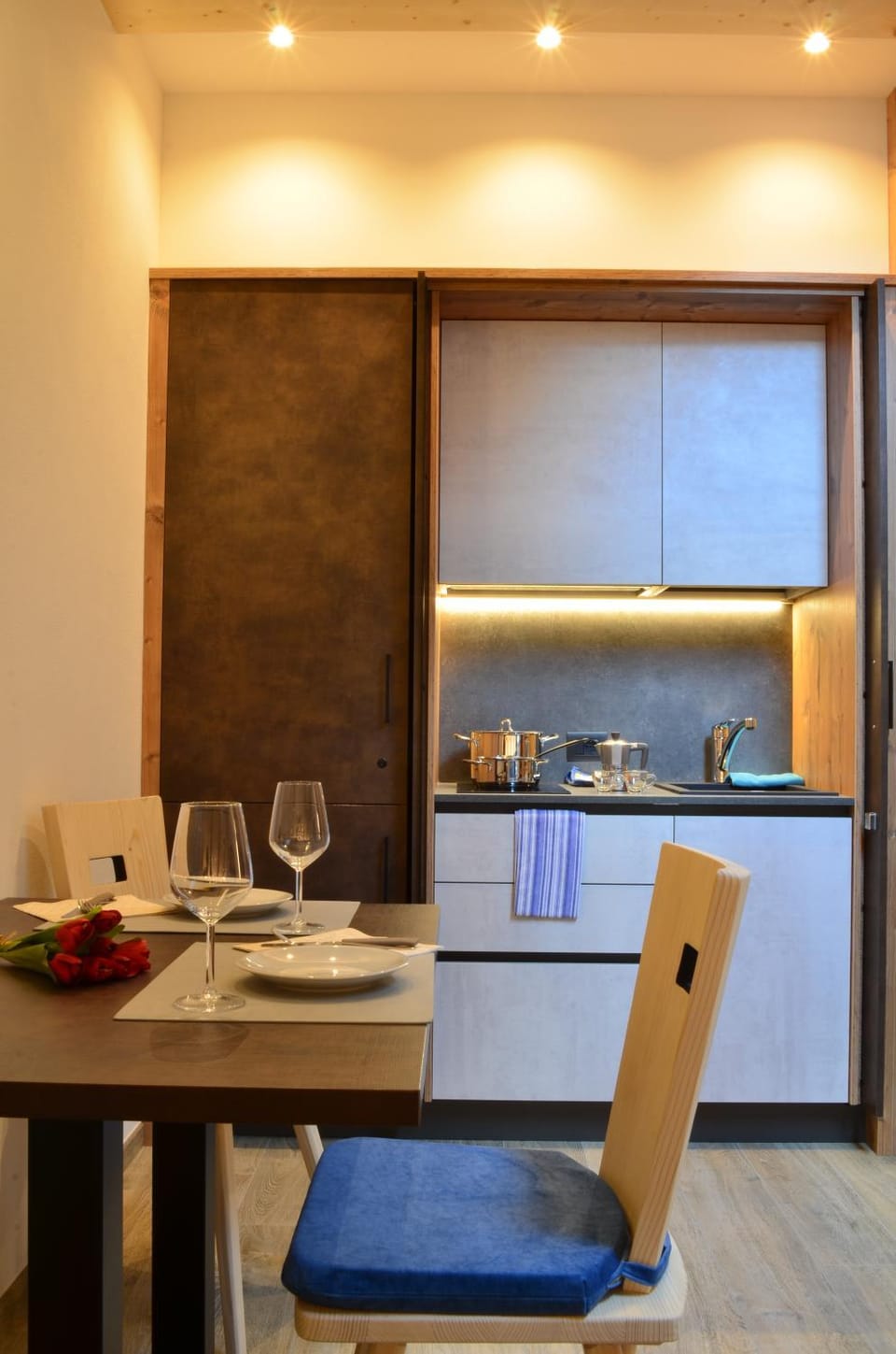 Kitchen or kitchenette, Dining area