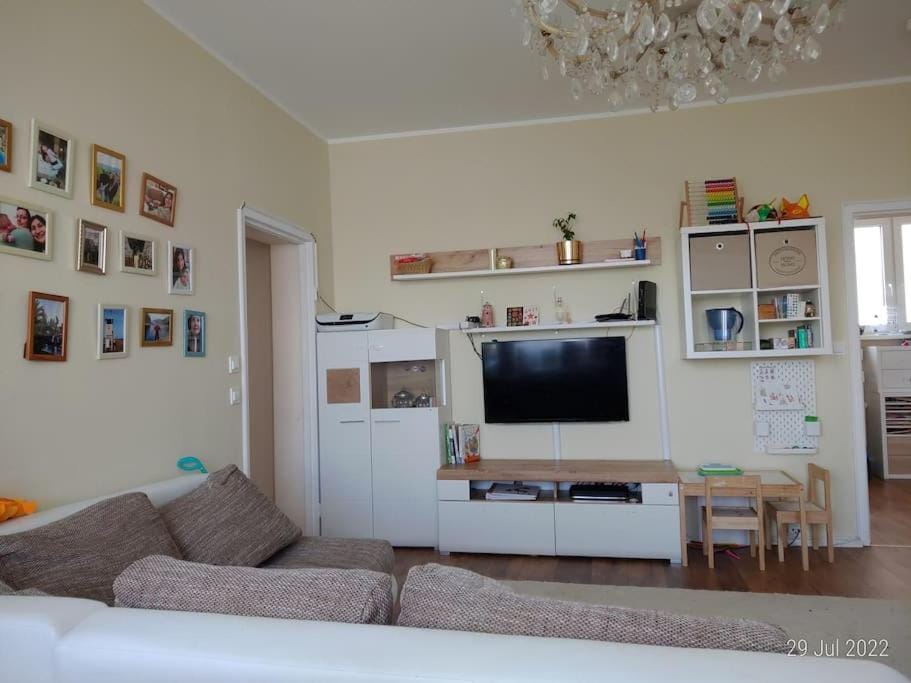 TV and multimedia, Living room, Seating area, Evening entertainment