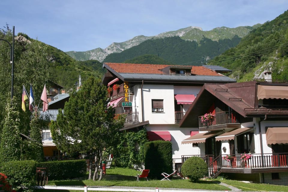 Property building, Facade/entrance, Garden, Mountain view
