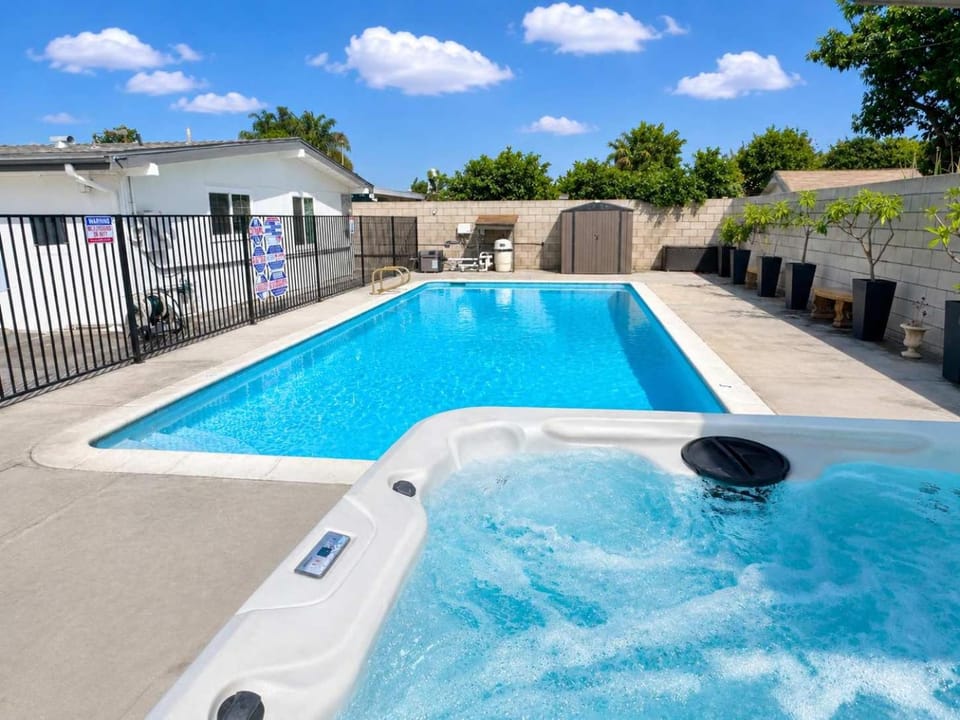 Disneyland Retreat-Pool Spa Game House in Garden Grove