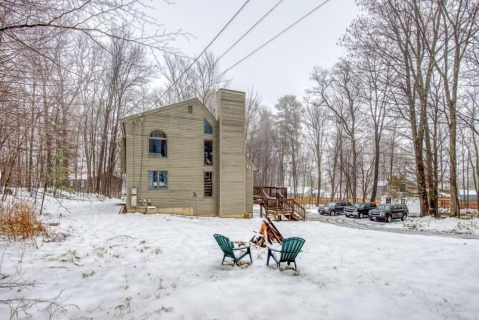 Retreat near Conway HotTub Harry Potter Room Country House in North Conway