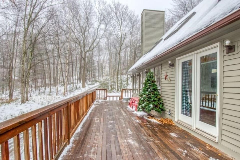 Retreat near Conway HotTub Harry Potter Room Country House in North Conway