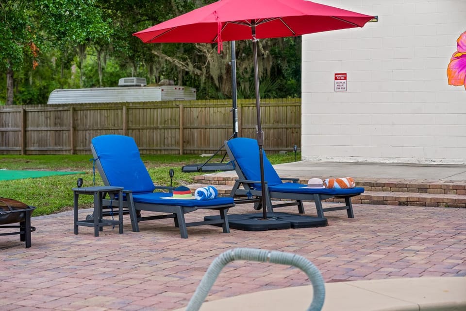 Tropical Oasis- Pickleball, Pool, Hot Tub- 15 min to beach House in West Melbourne
