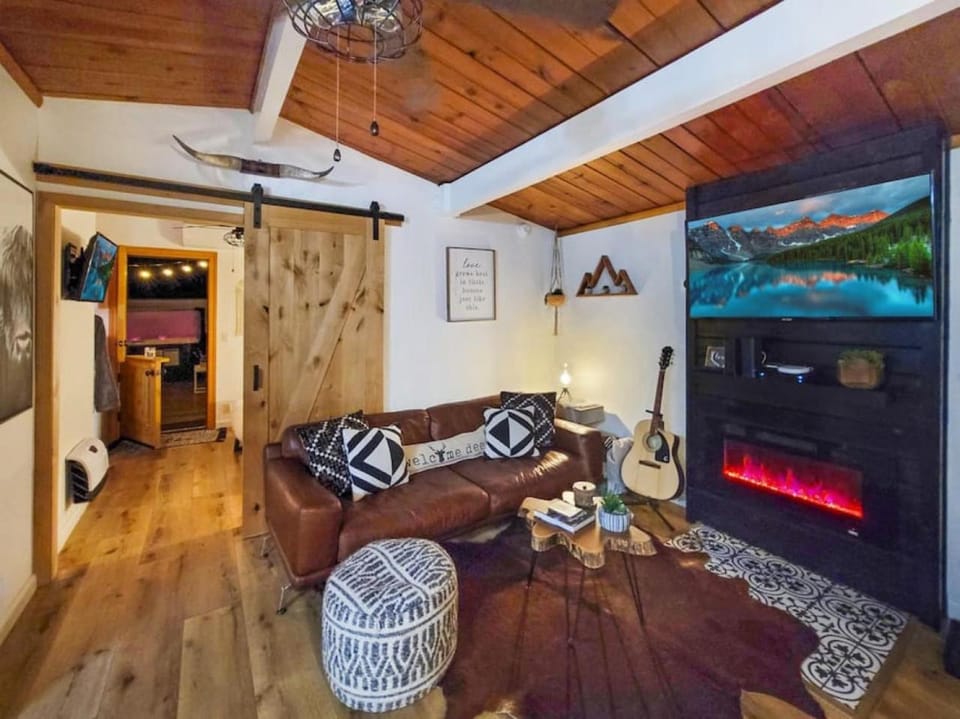 TV and multimedia, Living room, Seating area, fireplace