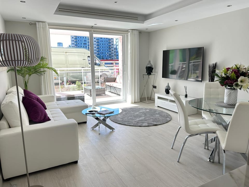 TV and multimedia, Living room, Seating area, Dining area