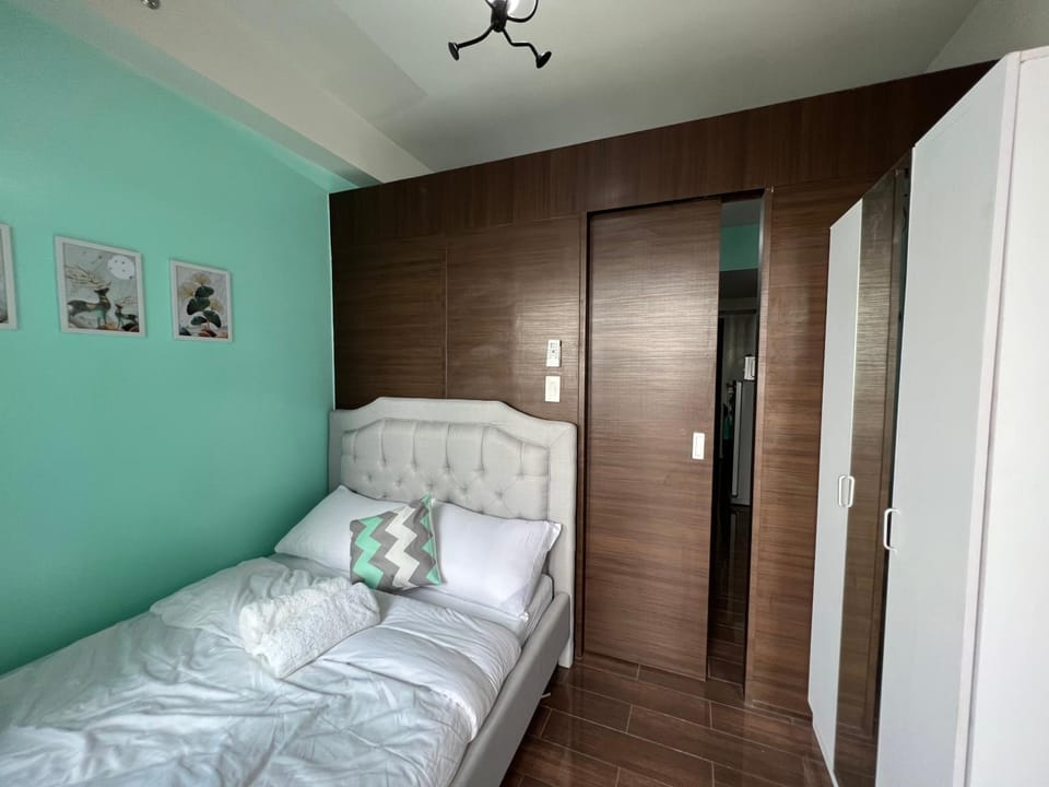 Cozy Condo Apartment in Makati / Manila with mall, restaurants, groceries, pool, netflix, disney+ and more Apartment in Makati
