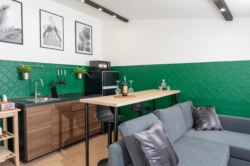 Kitchen or kitchenette, Living room, Seating area, Dining area