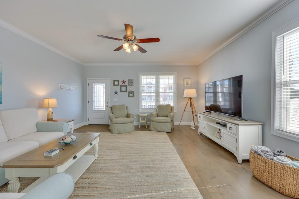 Townhome w/ 2 Decks: Walk to Ocean! House in Kure Beach