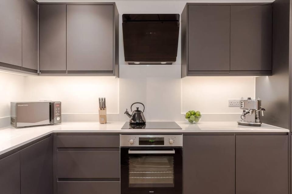 Coffee/tea facilities, Kitchen or kitchenette, stove
