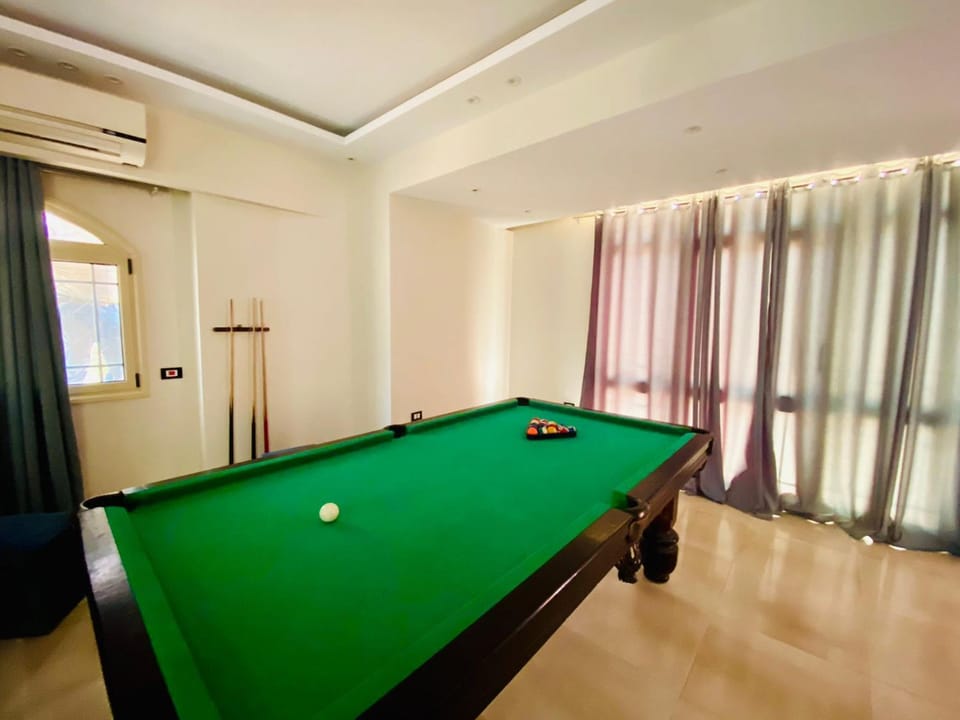 Billiard, Game Room