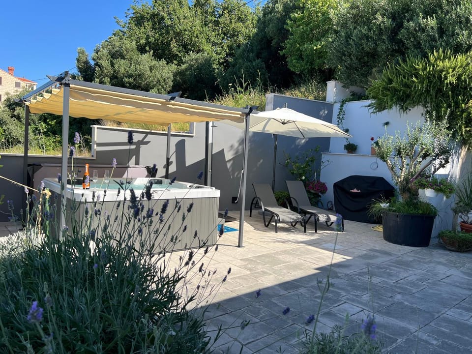 Patio, Day, BBQ facilities, Garden, Hot Tub, sunbed