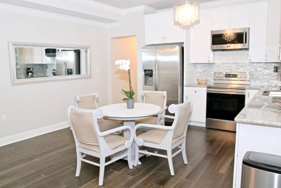 Mid-City duplex w workspace & full kitchen House in New Orleans