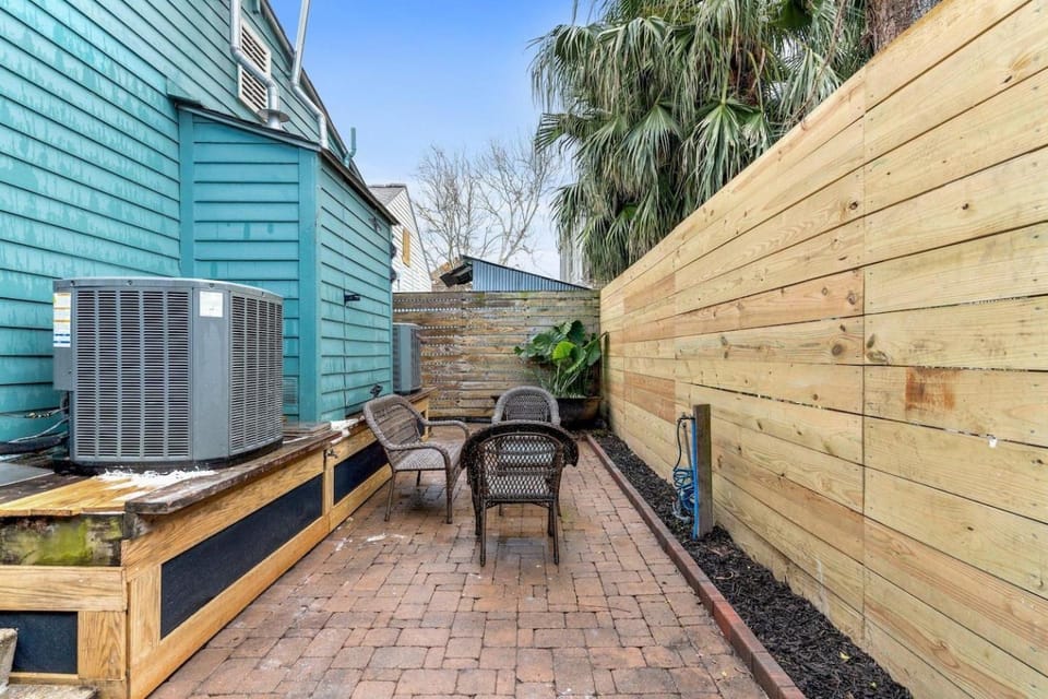 Arcade game room & patio - steps to Frenchmen St House in Faubourg Marigny