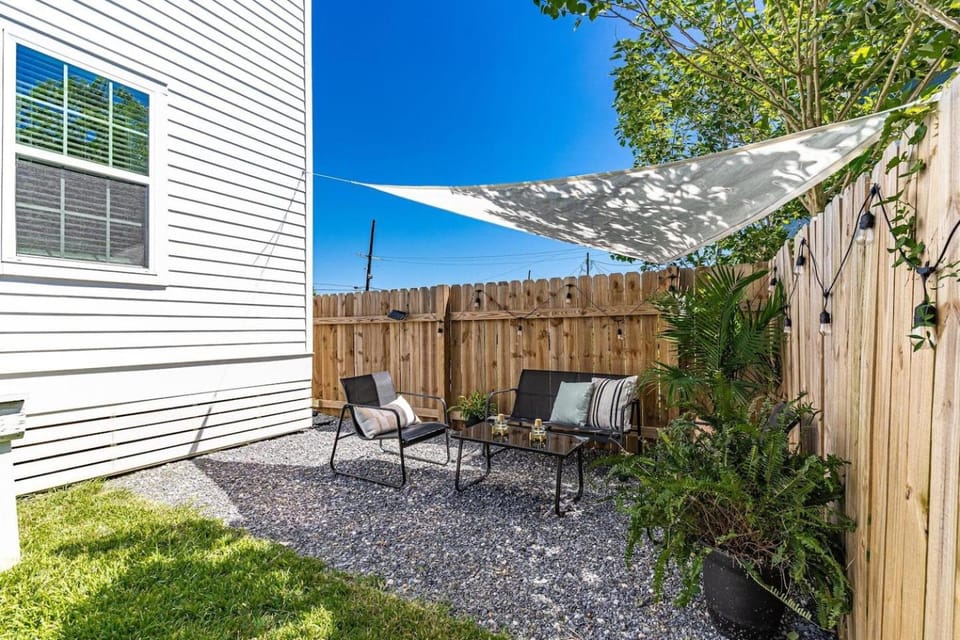 Mid-City escape walk to the Superdome House in New Orleans