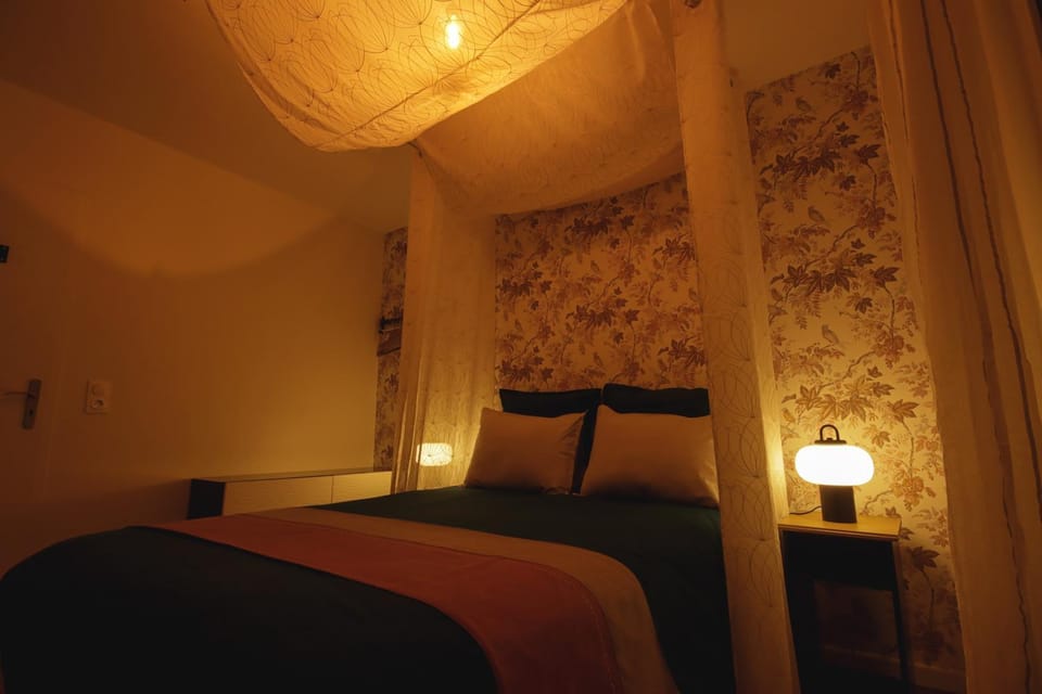 Photo of the whole room, Bedroom