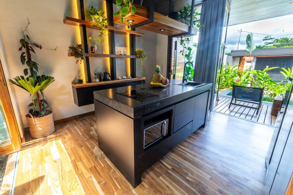 Kitchen or kitchenette, Dining area, minibar